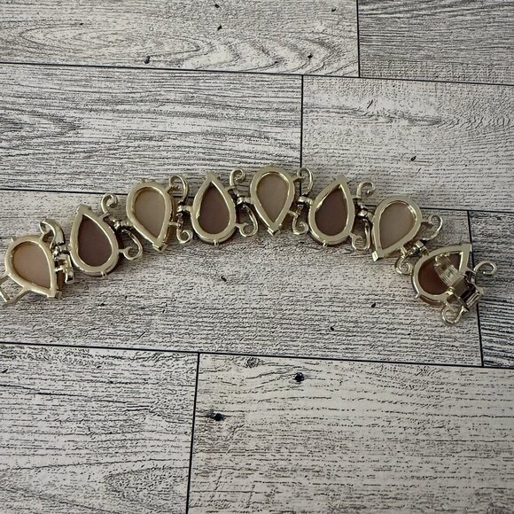 Vintage Chunky Gold Tone 2 Tone Thermoset Lucite Link Bracelet Collector’s Item - Picture 5 of 8